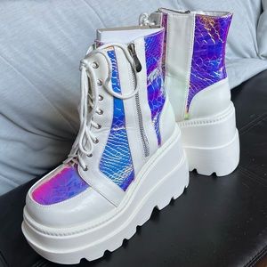 NEW Cape Robbin Snow Cobra radio white Platforms size 7